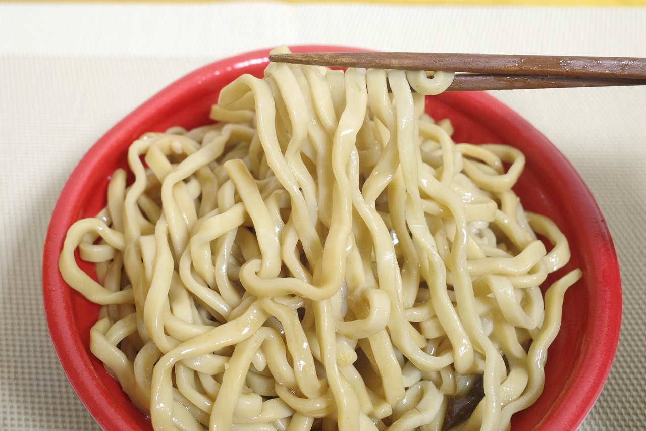 麺は太さ、食感が素晴らしく、濃いめな味付けのスープもよく馴染みます！