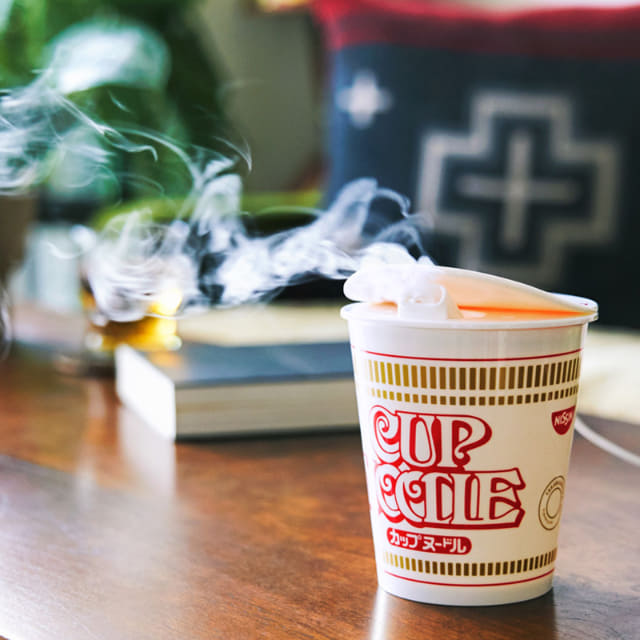 ほんものそっくりに 湯気じゃなくて蒸気が出る カップヌードル 加湿器 が登場 カップヌードル50周年記念bookシリーズの新作の書店版が本日16日 木 発売 ネタとぴ ほんものそっくりに 湯気じゃなくて蒸気が出る カップヌードル 加湿器 が登場 カップヌードル50周年記念bookシリーズの新作の書店版が本日16日 木 発売 ネタとぴ