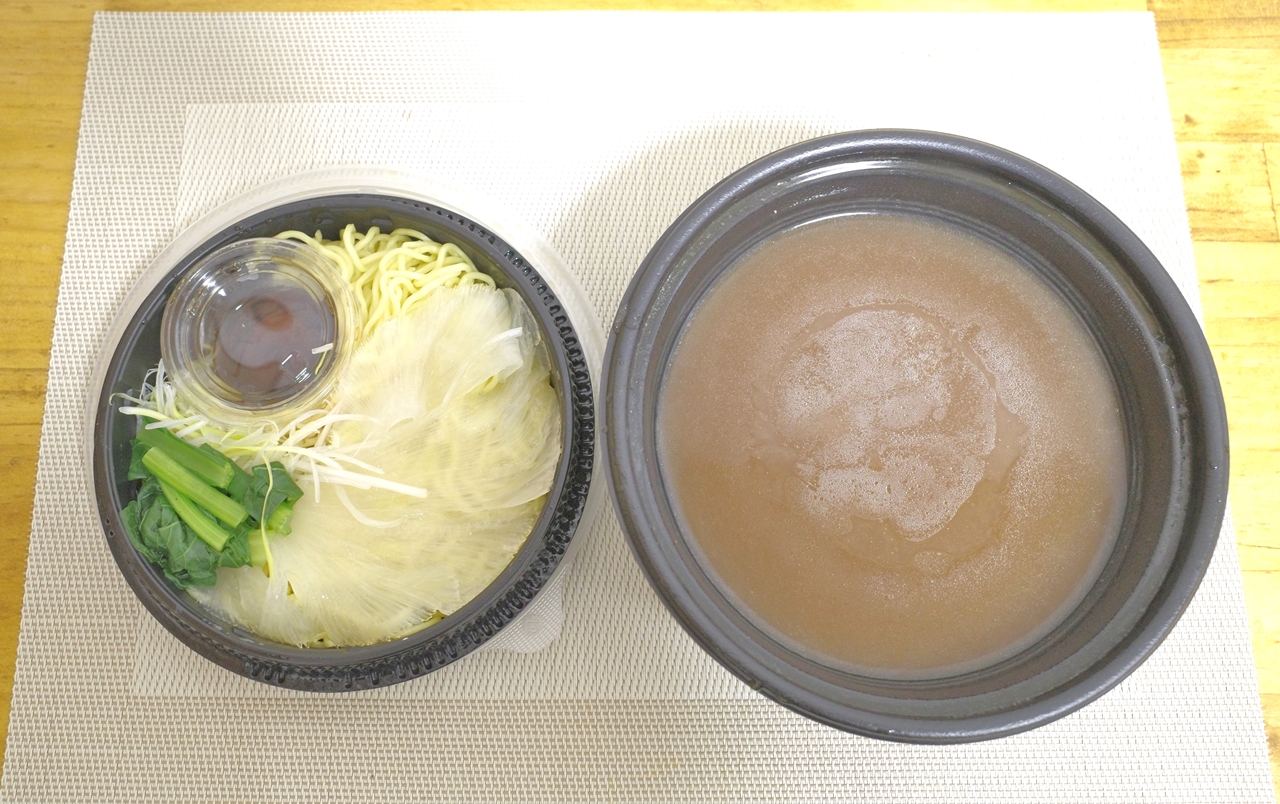 「フカヒレあんかけラーメン」は、麺&具と、スープがそれぞれ別の容器に入っているのがポイント！