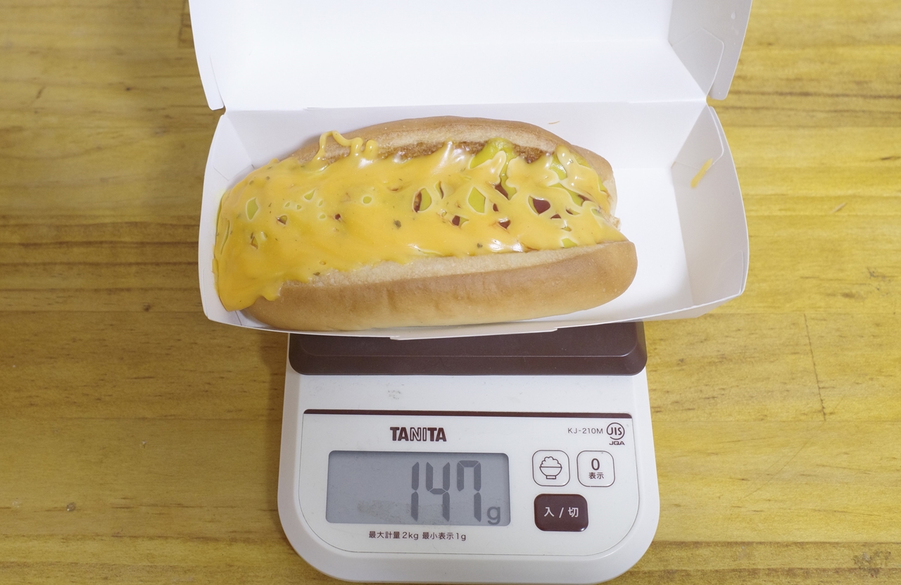 容器込みの「クラシックホットドッグ（特製チーズソース追加）」総重量は147g