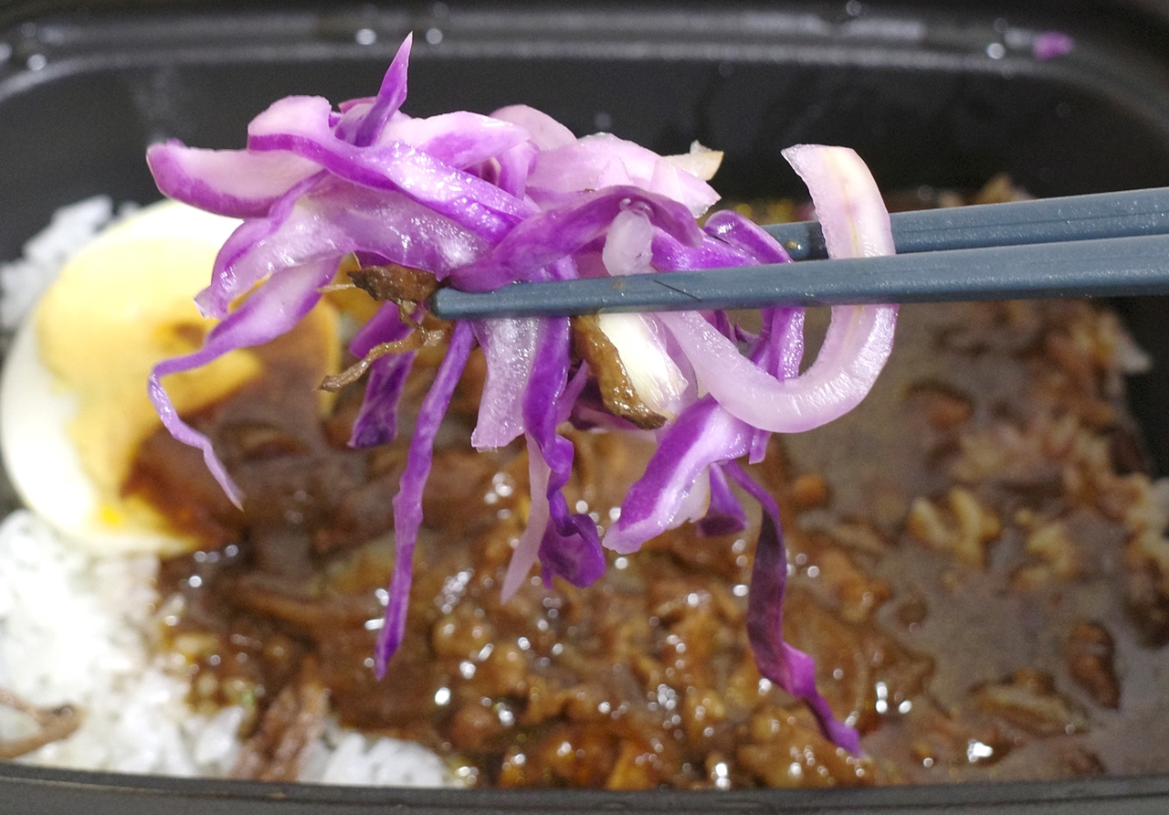 紫キャベツ、生玉ねぎの風味を活かしたピクルスで食事をFINISH！