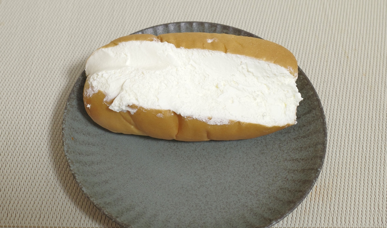 「おやつコッペ　リッチミルク」は、コッペパンの存在感を完全に食う勢いで生クリームの絵力強め！