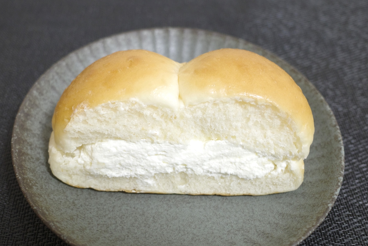 「北海道牛乳仕込みの牛乳パン」は、クリームはもちろんのことパン生地の中にも牛乳がたっぷり！