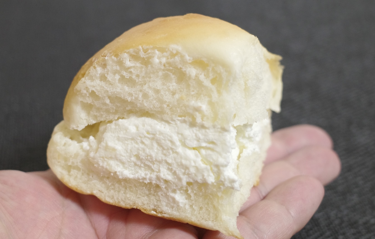 パン生地&クリームに牛乳を使用した「北海道牛乳仕込みの牛乳パン」は、柔らかな食感のパン生地、強い甘味とコクに満ちたクリームともども牛乳の存在感がビッグ！