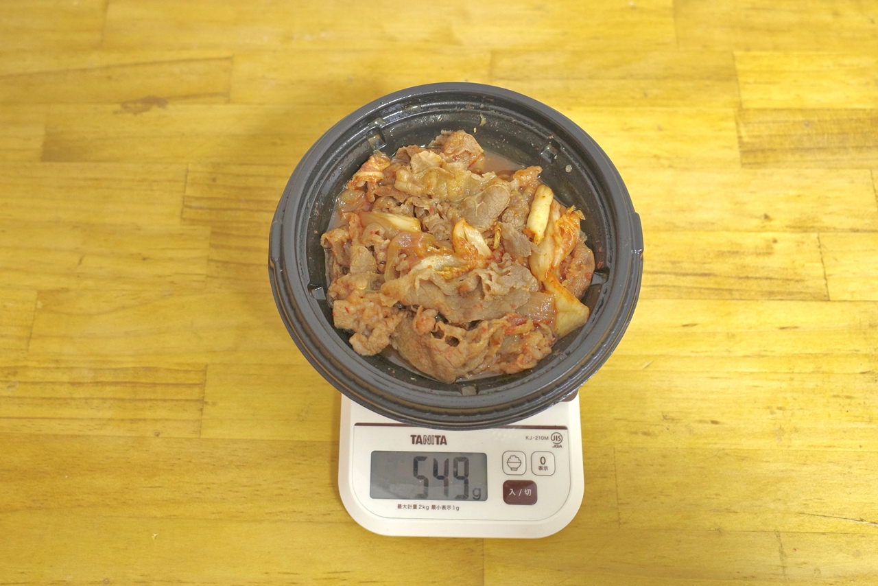 容器込みの「焼きキムチ牛めし 大盛」の総重量は549g