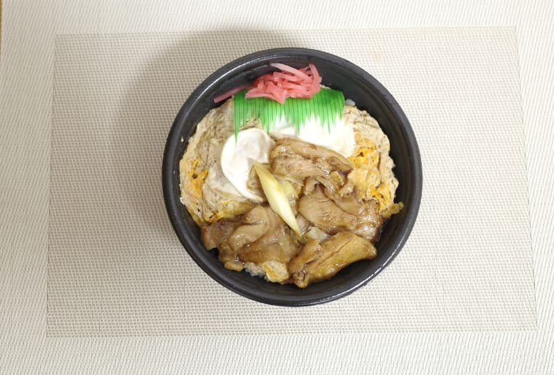 筆者は関東地方在住なので東日本版の「焼鳥親子丼」をGet!
