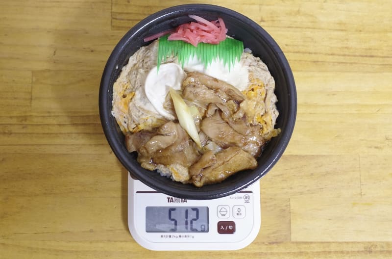 容器込みの「焼鳥親子丼」の総重量は512g