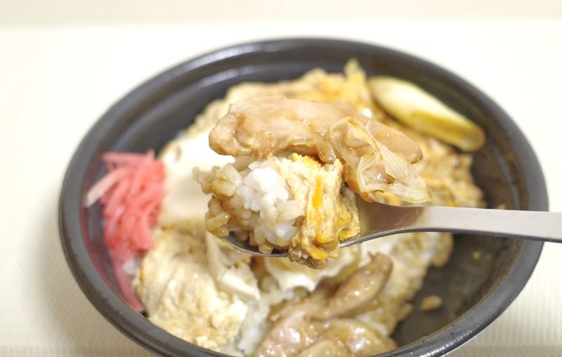 「焼鳥親子丼」は、ご飯に鶏肉、青ねぎ、玉子とじが乗って旨味、塩気ともに絶妙で激ウマ！