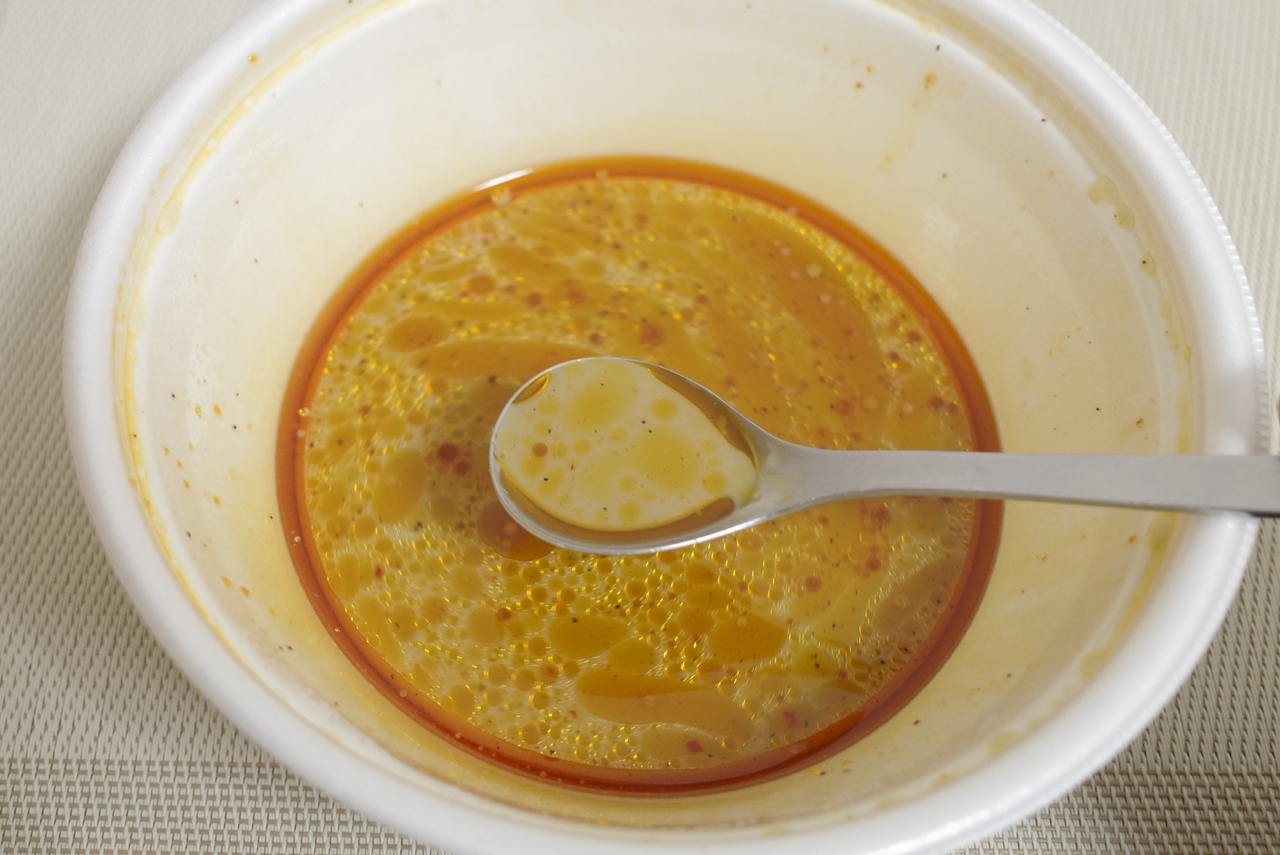 ピリ辛坦々スープはごまとラー油の風味が強いのでこってり系の味付けかと思いきや、酸味が強く後味キリリ！
