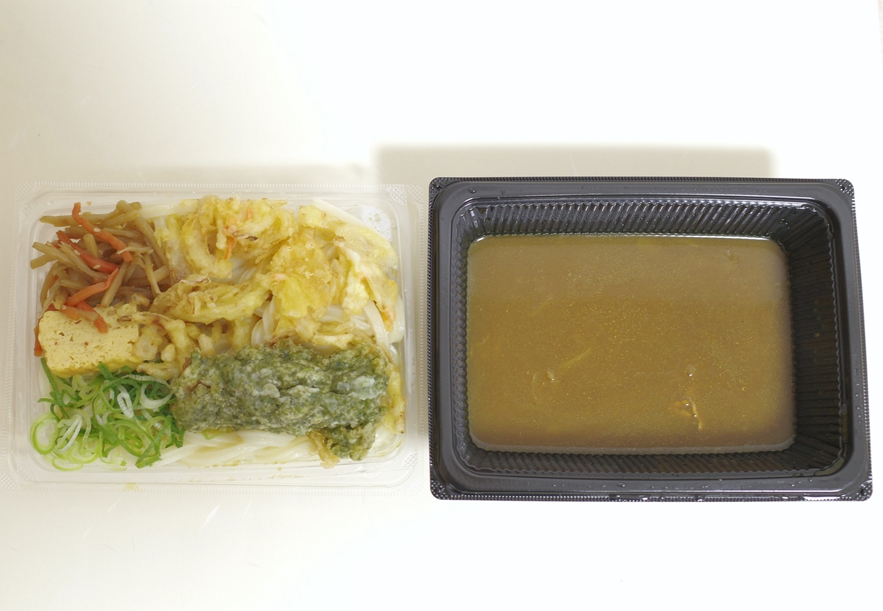 「熱盛　カレーうどん弁当」は、「熱盛　かけうどん弁当～2種の天ぷらと定番おかず～」のつゆをカレールーに置き換えたメニューなので見た目はシンプル！