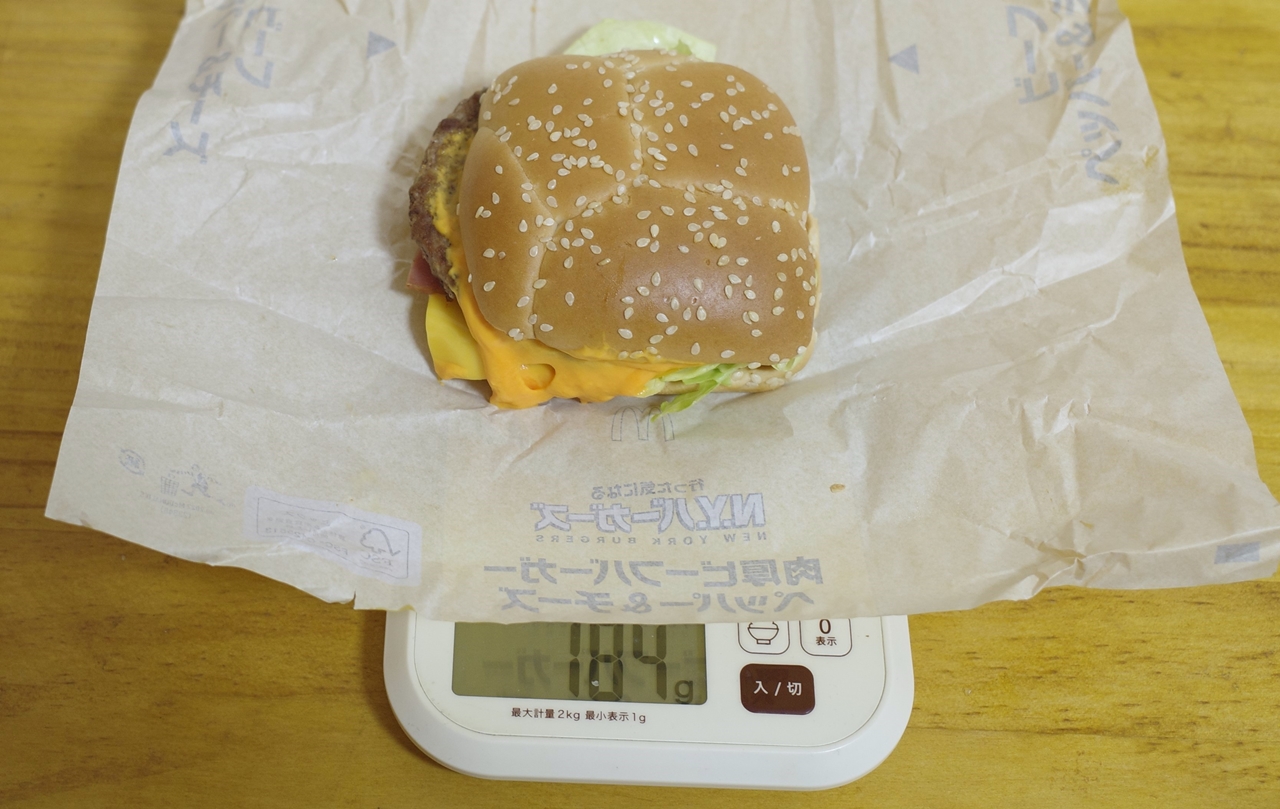 包み紙込みの「肉厚ビーフバーガー　ペッパー＆チーズ」の総重量は184g