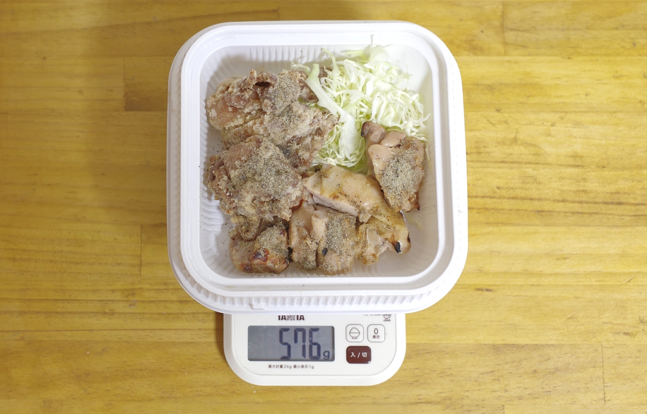 容器込みの「出汁からあげと出汁やきとり定食(ご飯大盛り)」の総重量は576g