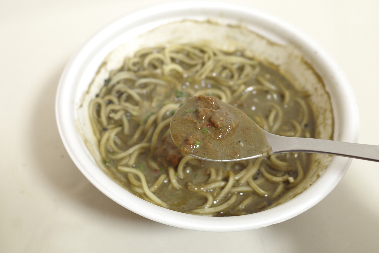 黒ごま色のスープはごま独特の風味とあわせて出汁の旨味、塩気、辛味が効いて味良し！
