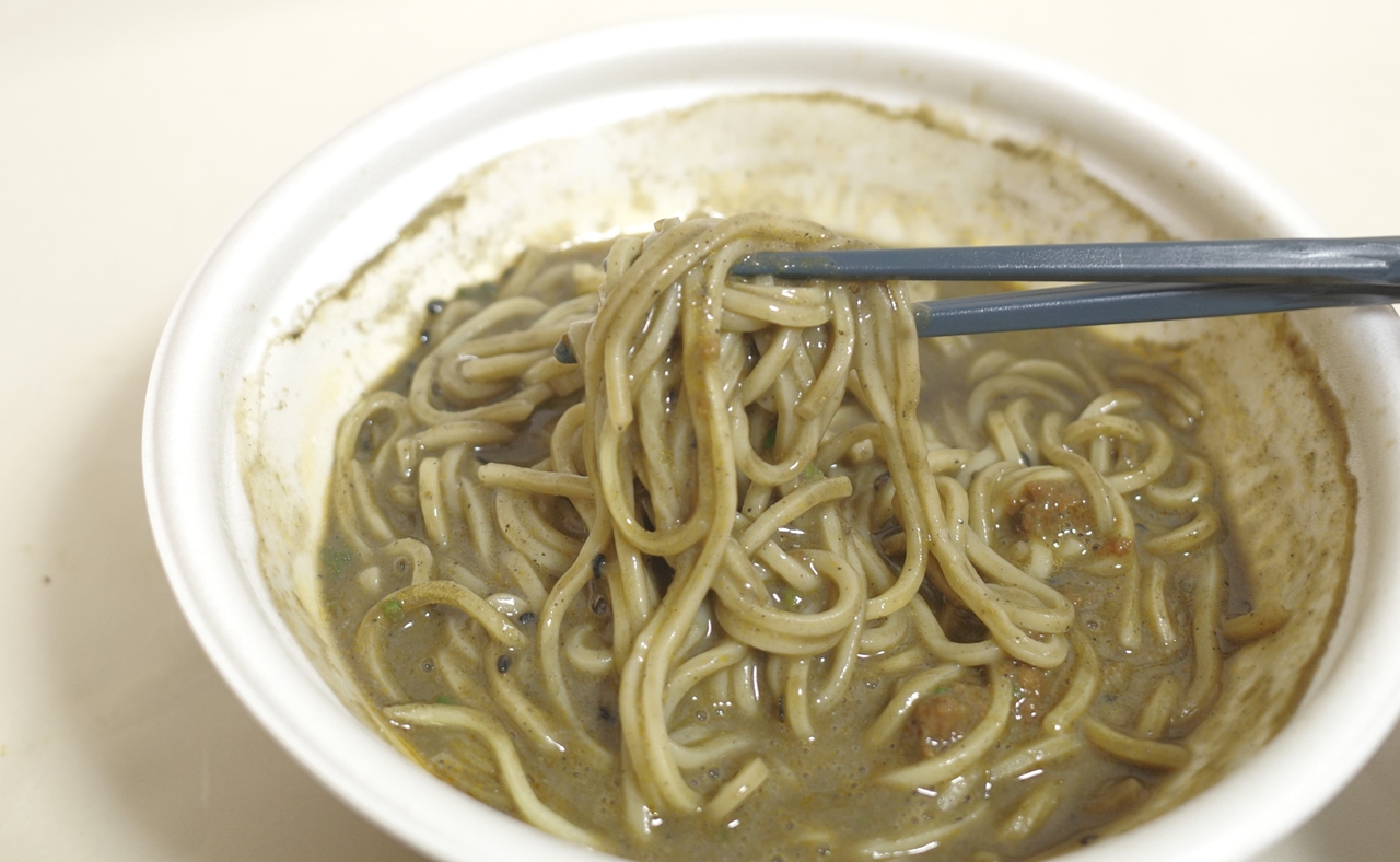 モチモチ食感の中太麺は、複雑に様々な風味が絡みあうスープとの親和性高めで激ウマ！