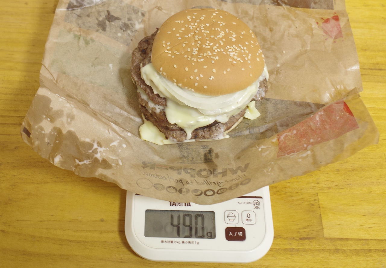 包装紙込みの「キング・イエティ超ワンパウンドビーフバーガー」の総重量は490g