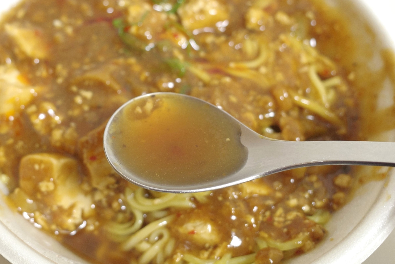 麺の底に沈むスープは、激辛な麻婆豆腐と組み合わせることも考えて薄めの味つけ！