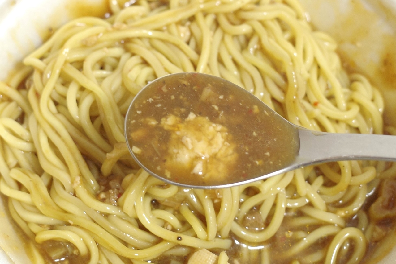 麻婆豆腐とスープが合体することで、醤油ベースのスープに塩気、旨味、辛味が乗って美味しさうなぎのぼり！