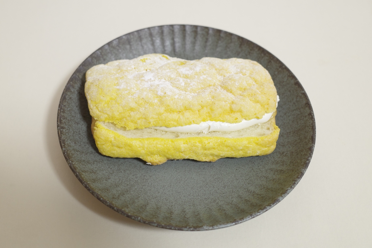 「はちみつレモンのマカロンパンサンド」は、クリームチーズ風味のホイップをはちみつレモン風味のマカロン生地と、はちみつレモンフィリングを乗せたパン生地で包んだパンメニュー！