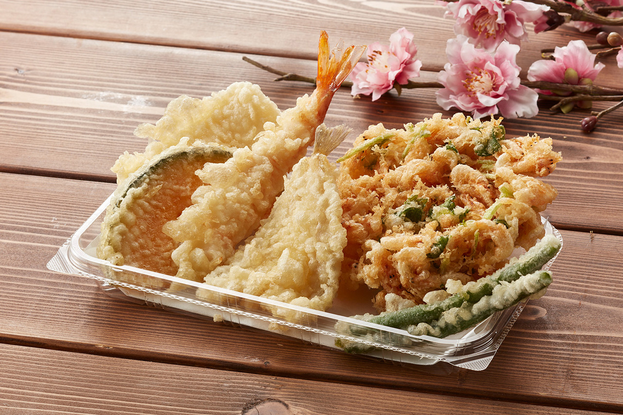 ＜テイクアウト＞<br />「桜海老のかき揚げ天ぷら盛合わせ」700円（税込）<br />※白身魚は、一部店舗で赤魚になります。