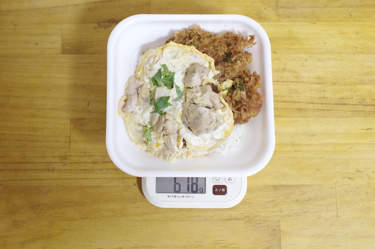 容器込みの「親子丼とタレカツの合い盛り丼弁当」の総重量は618g