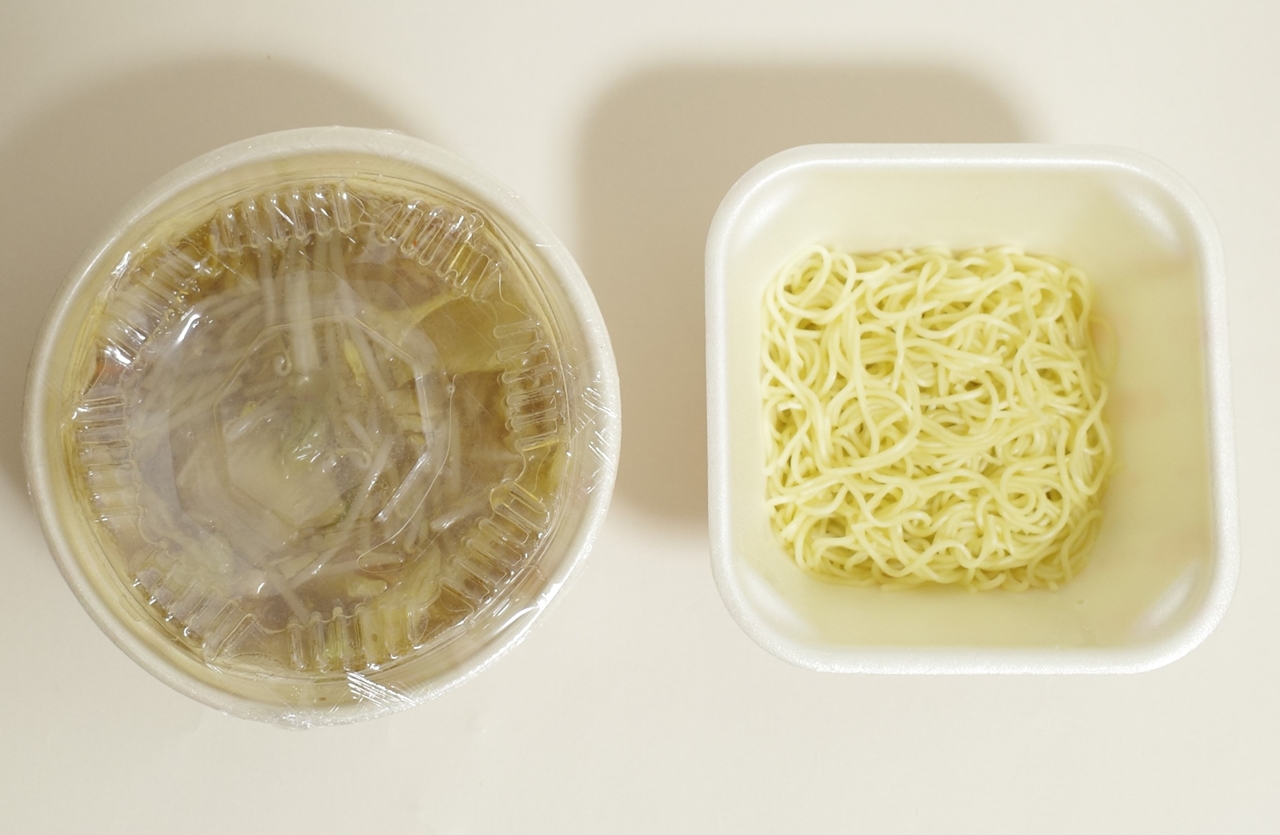 テイクアウト版の「野菜煮込みラーメン」は、麺とスープがそれぞれ別々の容器の中に収納されています！