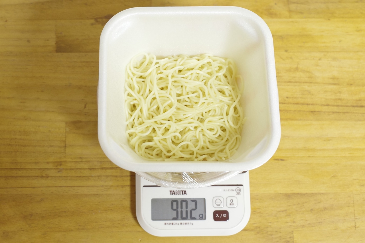 容器込みの「野菜煮込みラーメン」の総重量は902g
