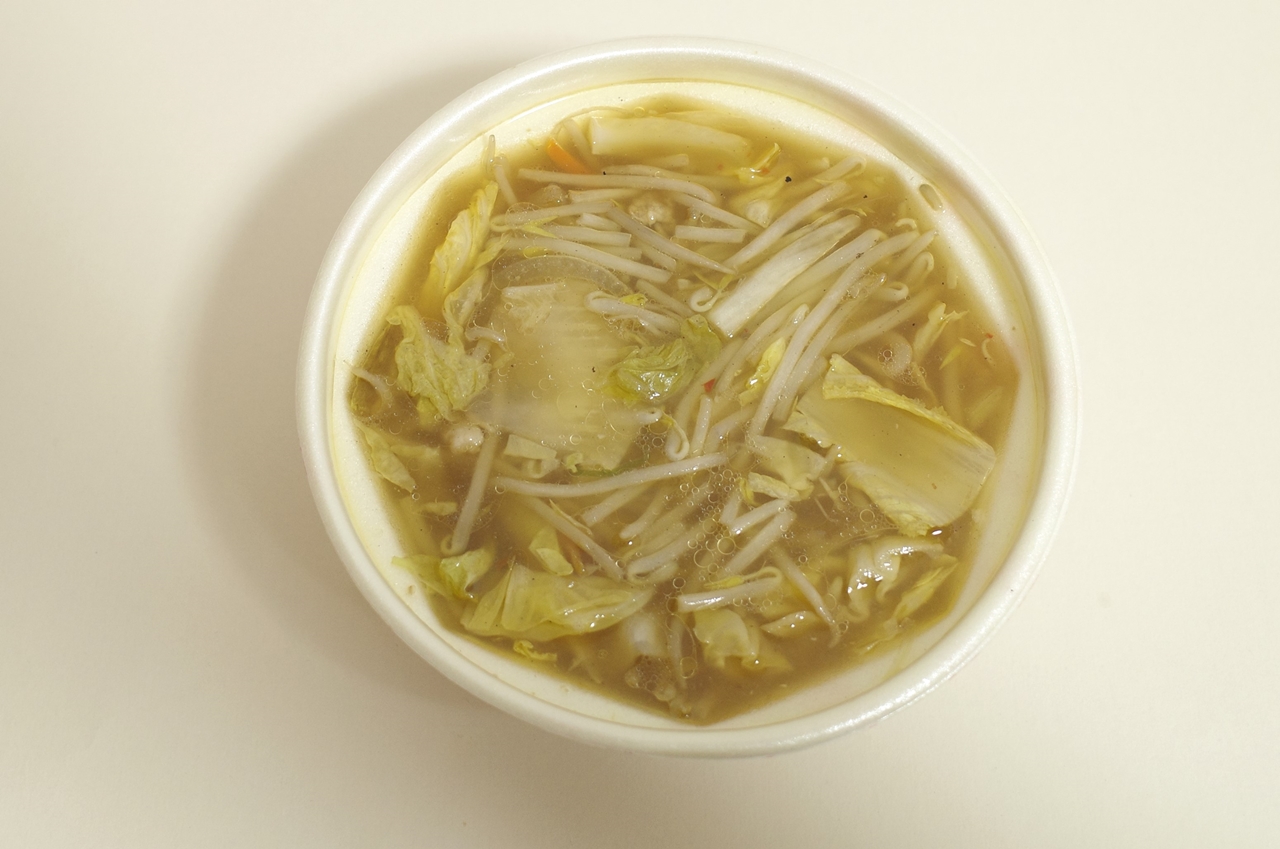 熱気を帯びたスープの中には野菜たっぷり！