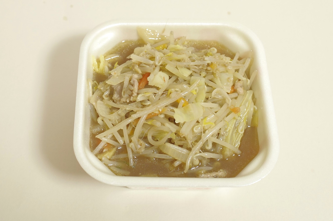 麺の入った容器の中にスープを入れると、見た目が「二郎」系ラーメンそっくり！