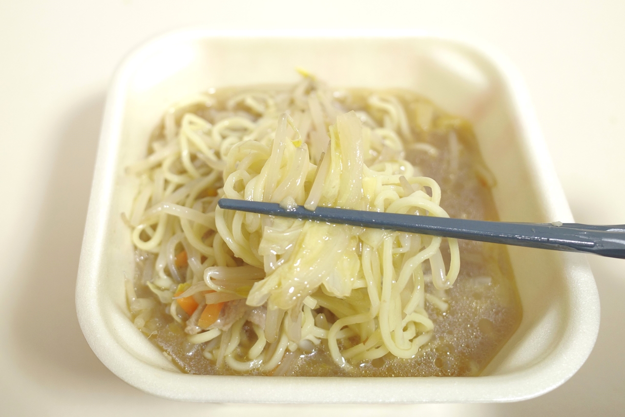 スープを吸い込んだ白菜、後味クールなもやしと一緒に麺を食べて食事をFINISH！