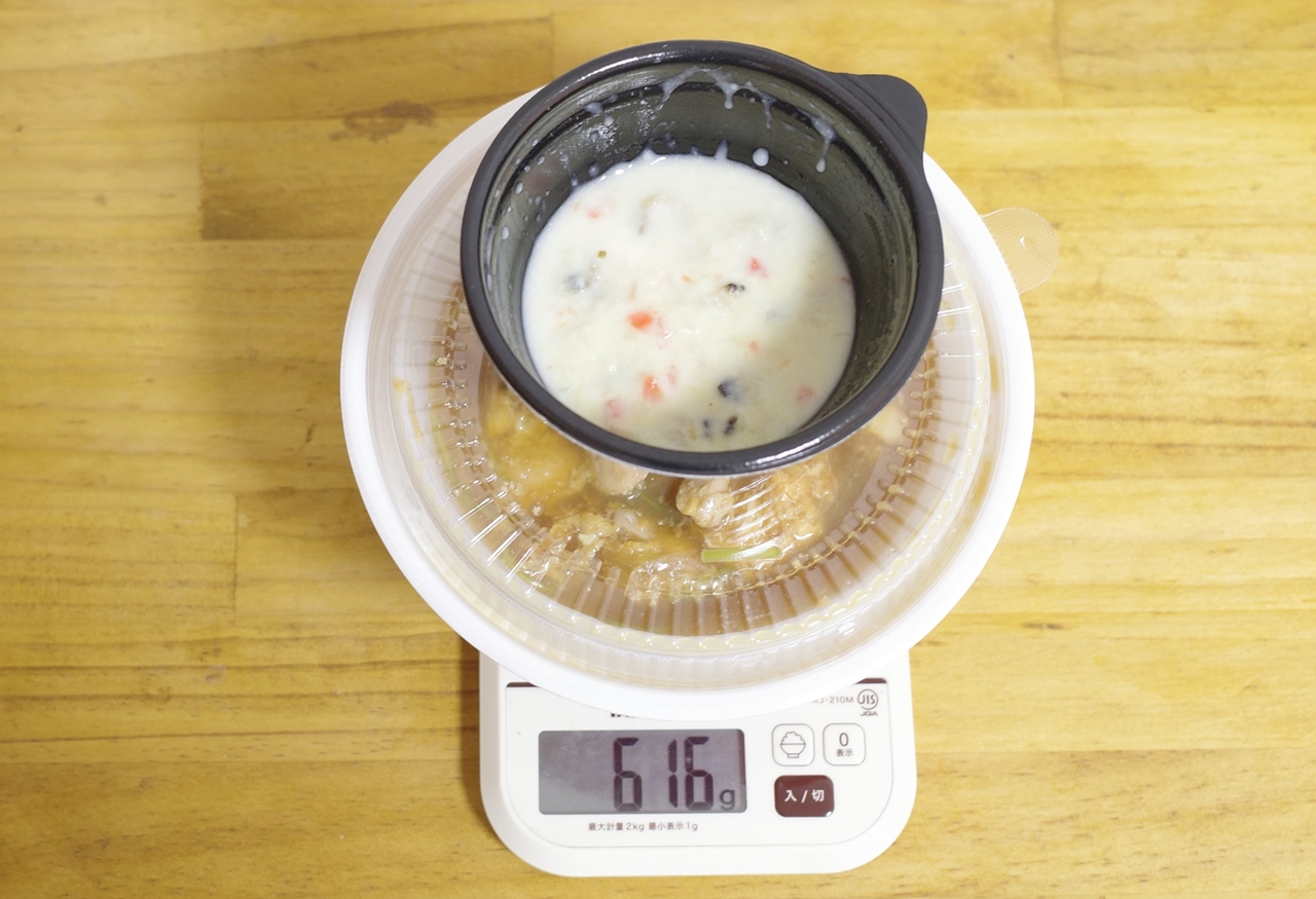 容器や調味料込みの「あさりくり～む親子丼（大盛）」の総重量は616g