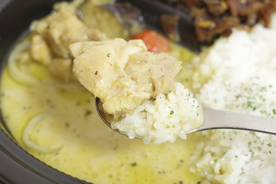 食レポ マイカリー食堂で グリーンカレー 鶏肉や野菜がごろごろっと入って食べごたえバッチリウマウマ 松屋 松のや併設店でもどうぞ ネタとぴ