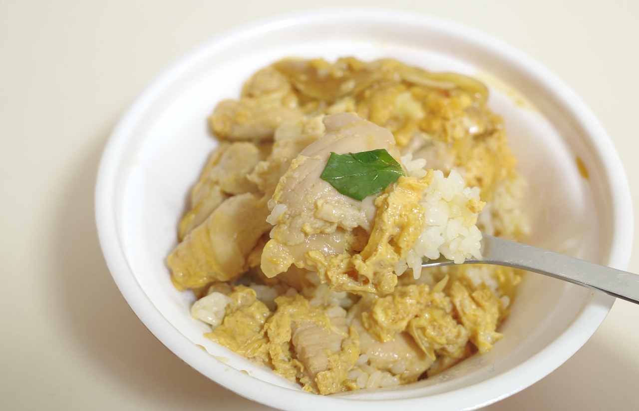 「親子丼」は、ご飯に鶏肉の旨味、つゆの味、玉子、玉ねぎ、三つ葉が重なりあうことで感動的なウマさ！
