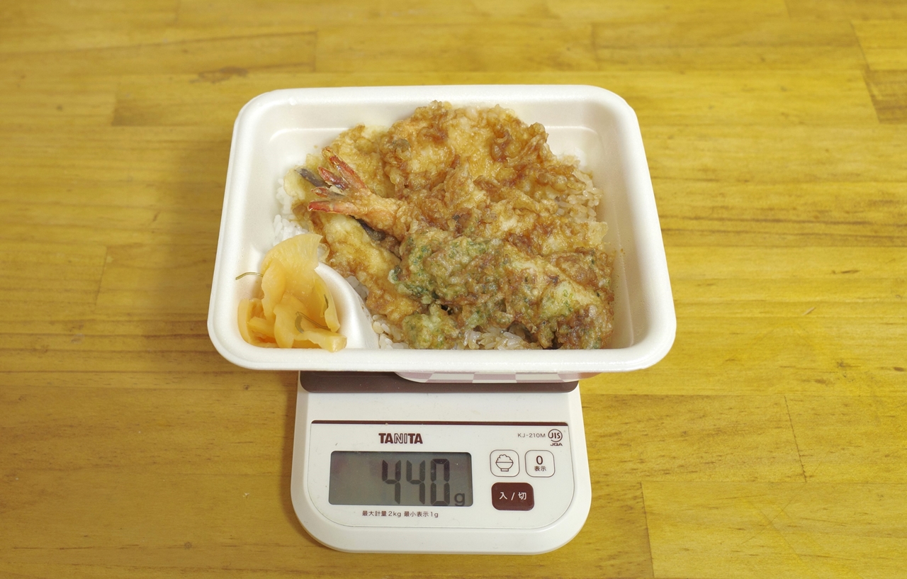 容器込みの「トリオスター天丼弁当（お新香付き）」の総重量は440g