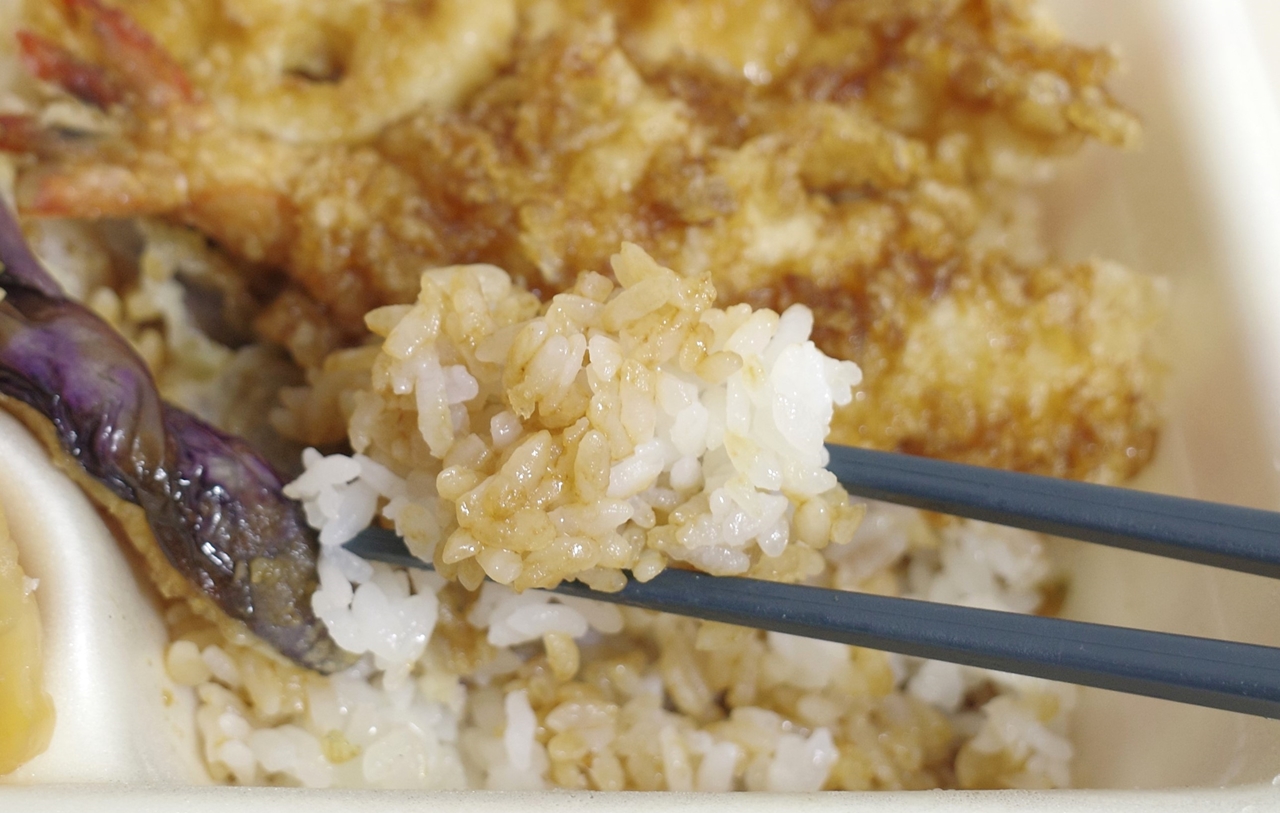 ご飯は天ぷら以上に天つゆがかかって味付けはかなり濃いめ！