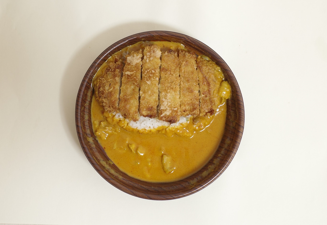 「バターオイル香る　チキンカレー(とんかつのせ)」は、どこから見てもALL茶色な一皿！
