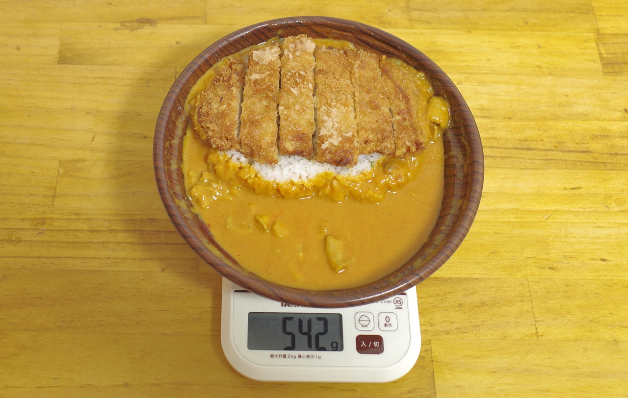 容器込みの「バターオイル香る　チキンカレー(とんかつのせ)」の総重量は542g