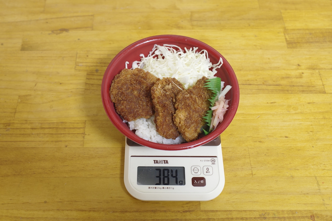 容器込みの「甘辛タレひれかつ丼」の総重量は384g