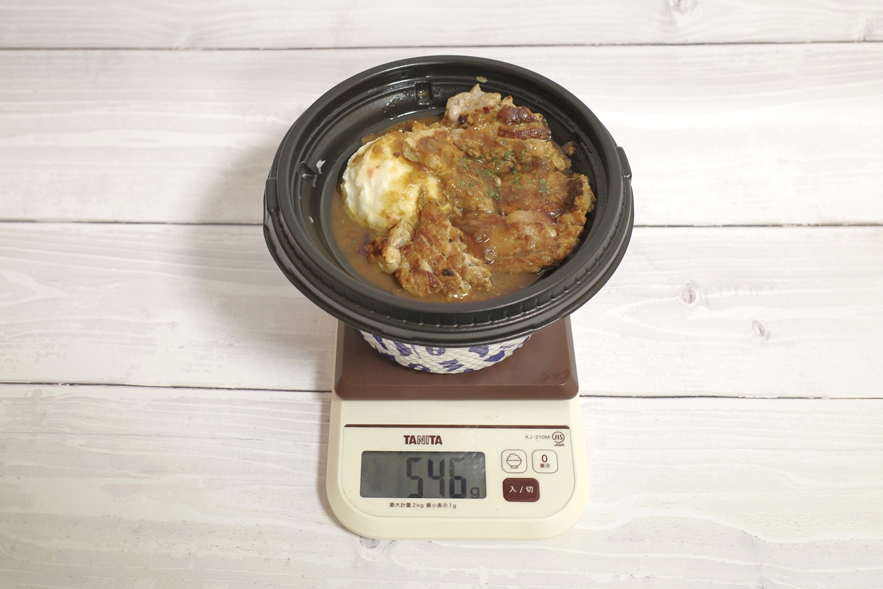 容器込みの「洋風ガーリックポークステーキ丼　ご飯大盛」の総重量は546g
