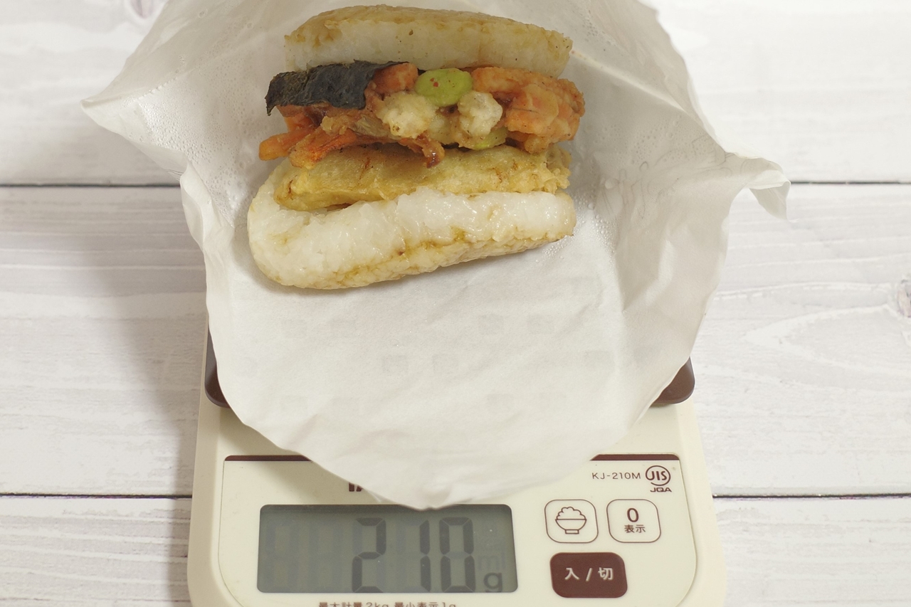 包装紙込みの「夜モスライスバーガー　よくばり天　金目鯛とかきあげ（塩だれ）」の総重量は210g