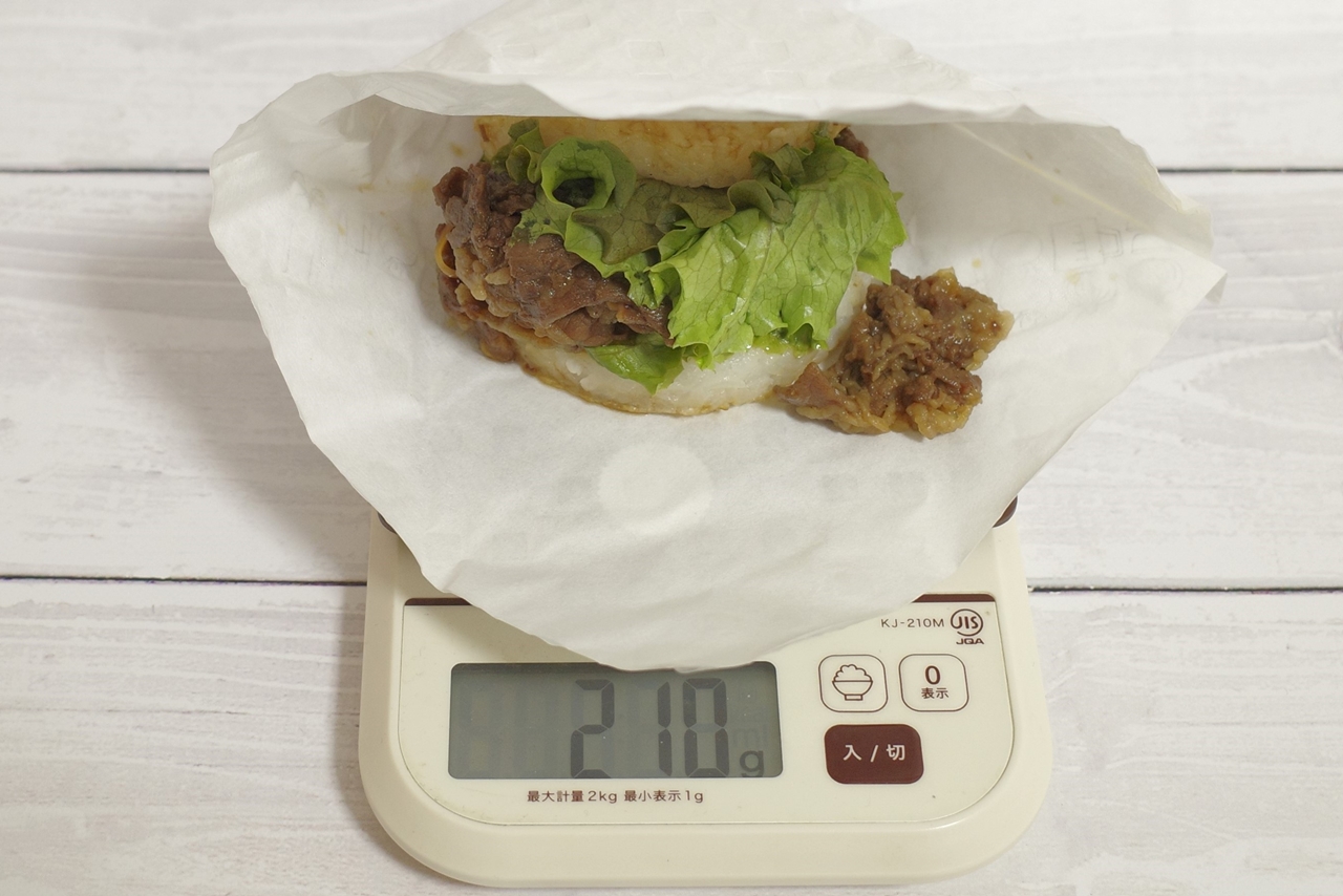 包装紙込みの「夜モスライスバーガー　よくばり焼肉」の総重量は210g