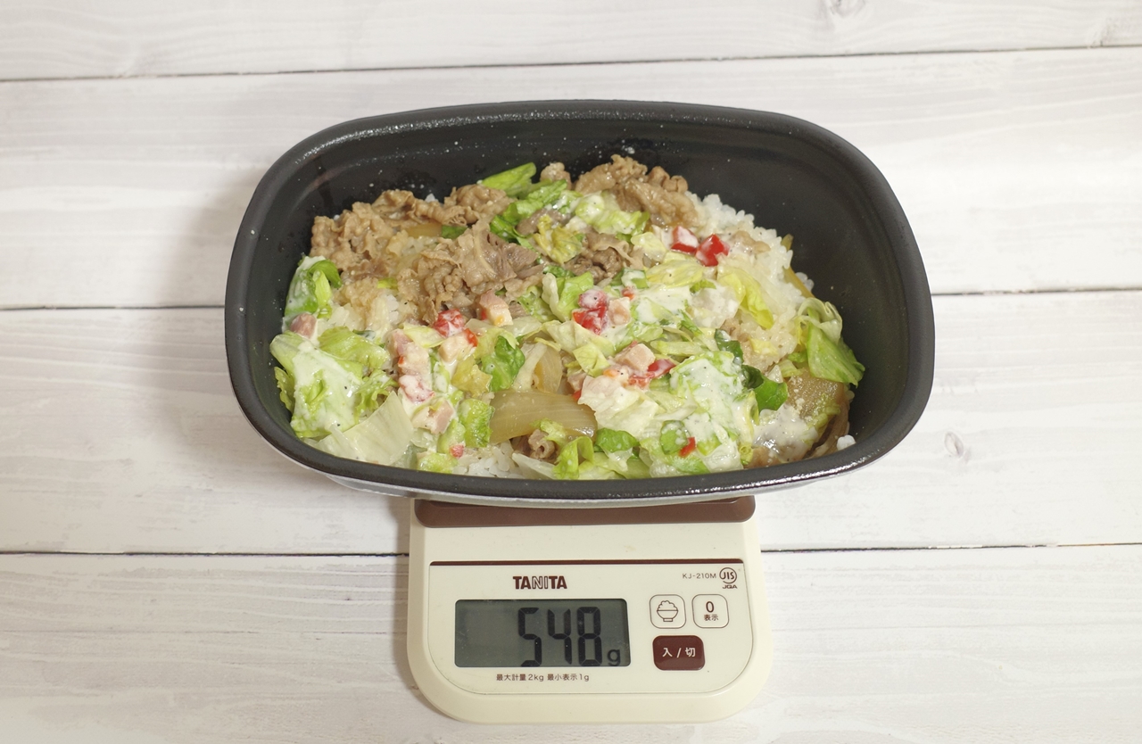 容器込みの「シーザーレタス牛丼（大盛）」の総重量は548g