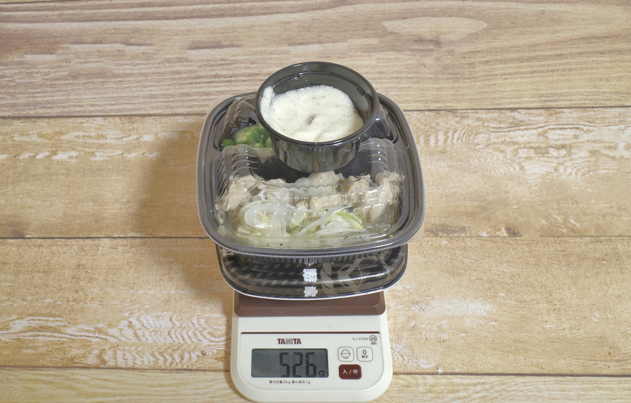 容器込みの「ねぎ塩鶏皿麦とろ御膳（テイクアウト）」の総重量は526g