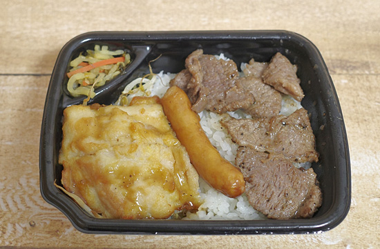 食レポ ほっともっとで ミックスカットステーキ重 カットステーキ ウインナー チキンステーキの肉づくしで税込590円 満足度は無限大 ネタとぴ