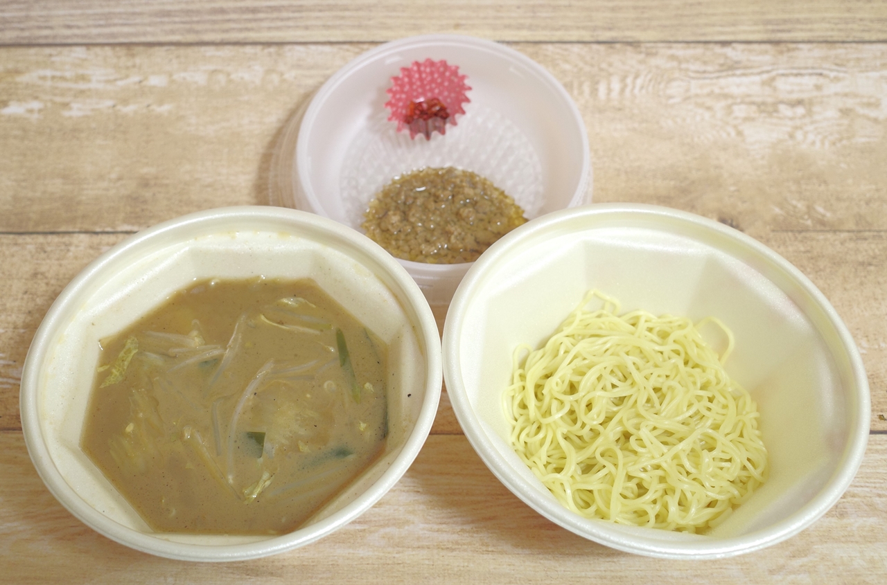 テイクアウト版の「辣菜麺(ラーサイメン)」は、スープ、トッピング（ひき肉と唐辛子）、麺がそれぞれ別の容器の中に収納されています！