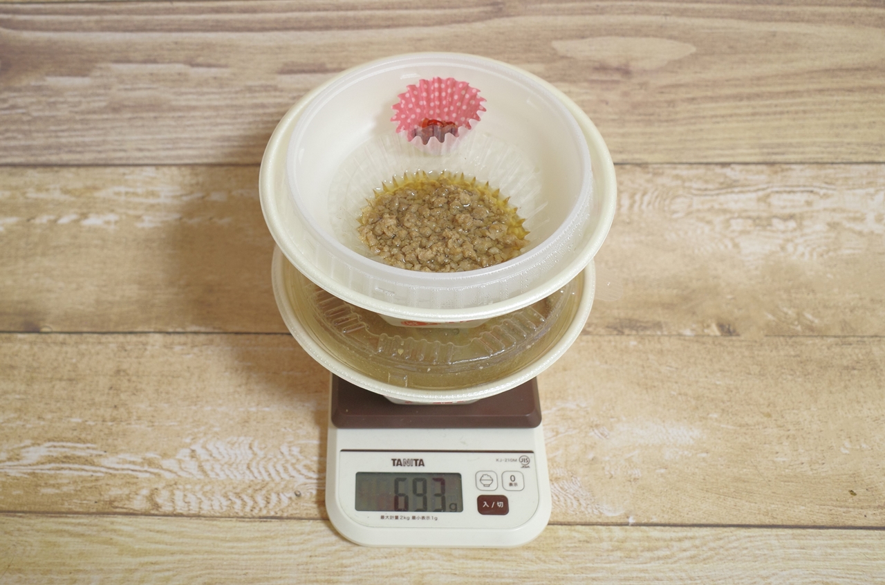 容器込みの「辣菜麺(ラーサイメン)」の総重量は693g