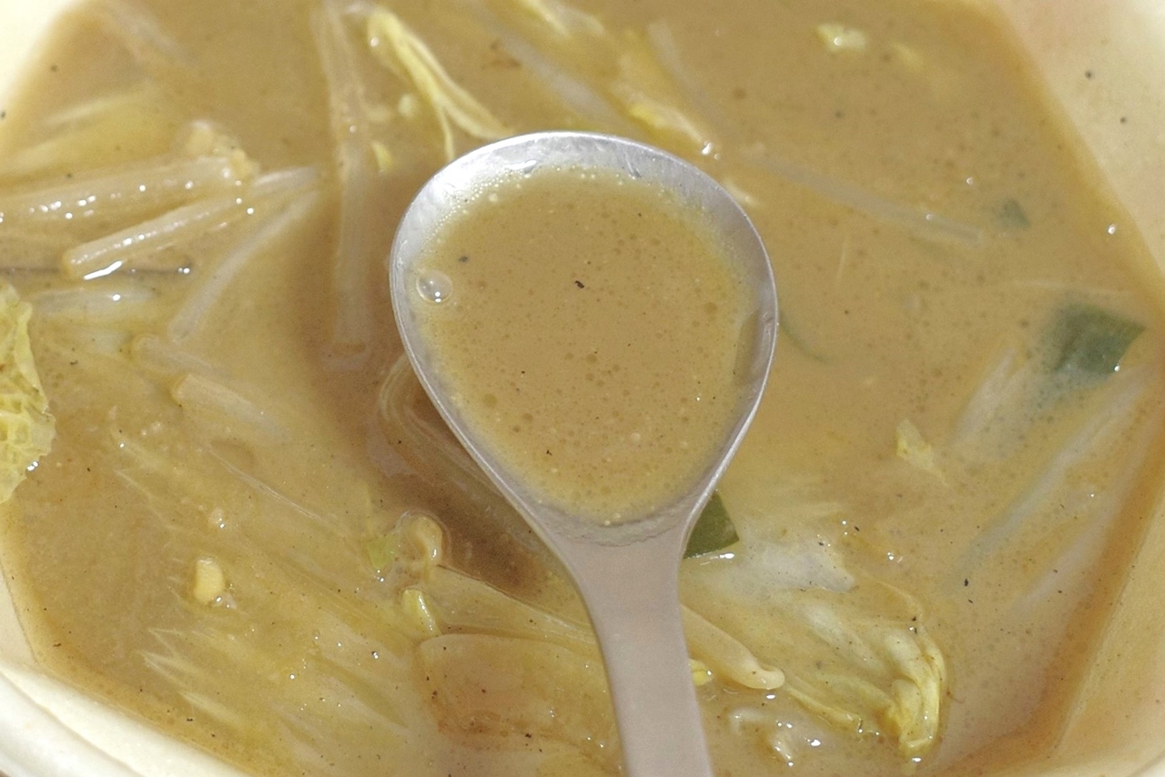 茶褐色に染まるスープは塩気、旨味以上に辛味と酸味が効いて後味クール！