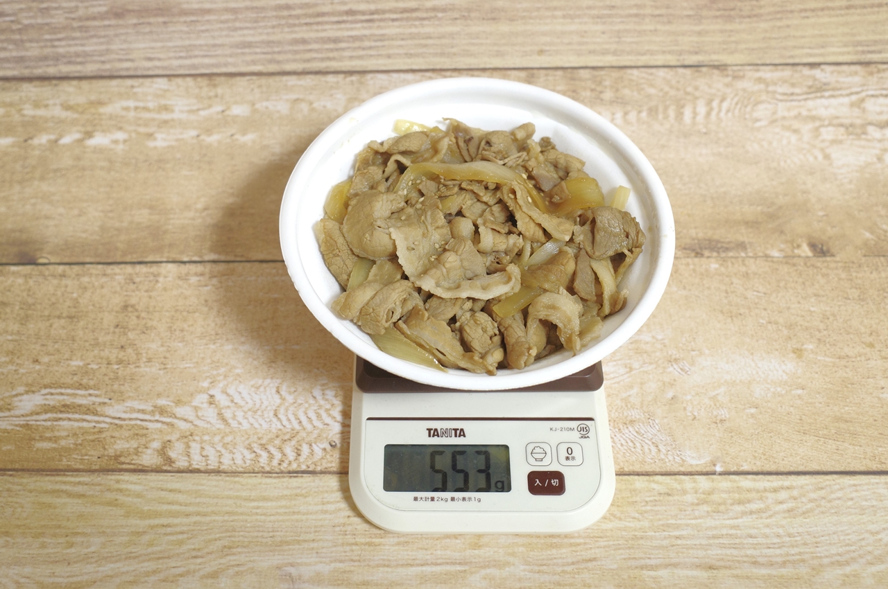 容器込みの「豚生姜焼き丼（大盛）」の総重量は553g