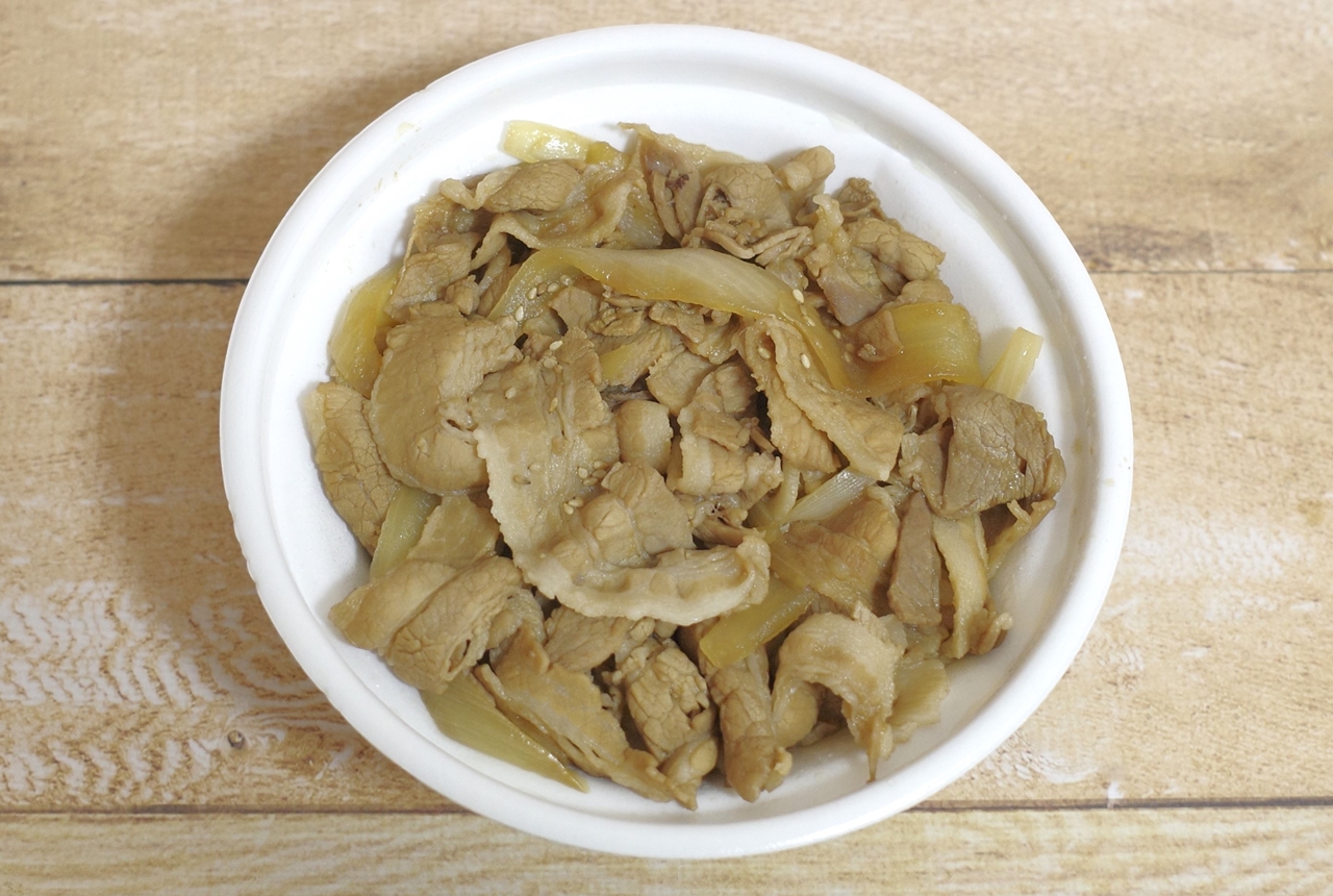 「豚生姜焼き丼」はご飯の姿が見えなくなるほどに豚肉、玉ねぎたっぷり！