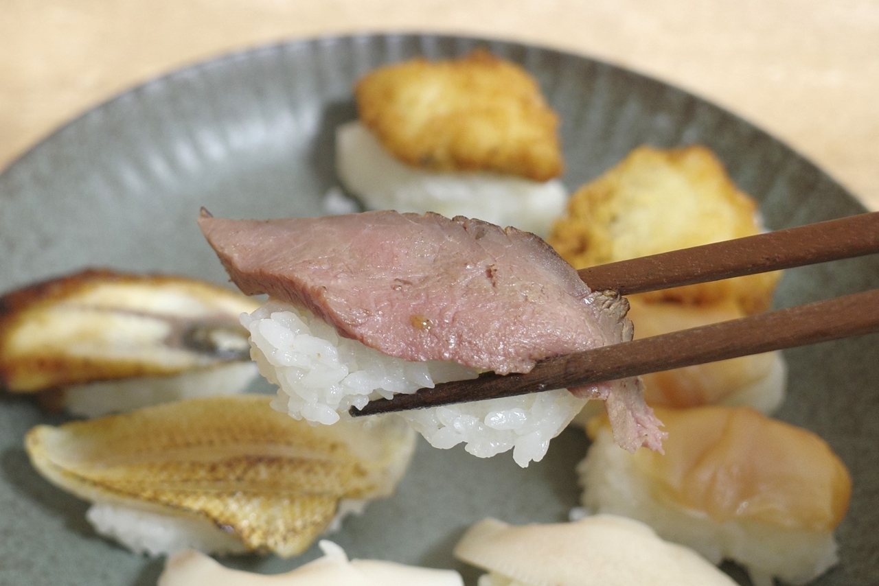 「炙りいちぼ握り」は、唯一牛肉を使った寿司ネタとあって、ほかのお寿司と比べて素材の持つ旨味の強さが桁違い！