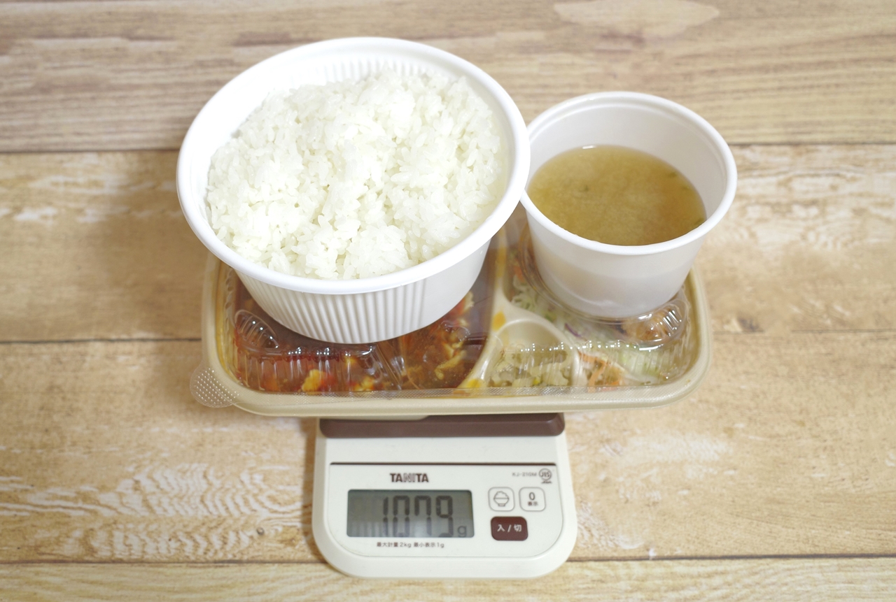 容器込みの「［テイクアウト］辛旨四川麻婆豆腐」の総重量は1,079g
